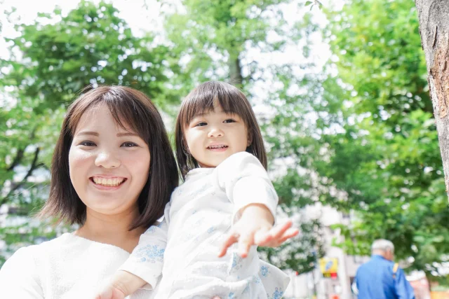 食事の楽しみを守る工夫をする女性と子供の写真